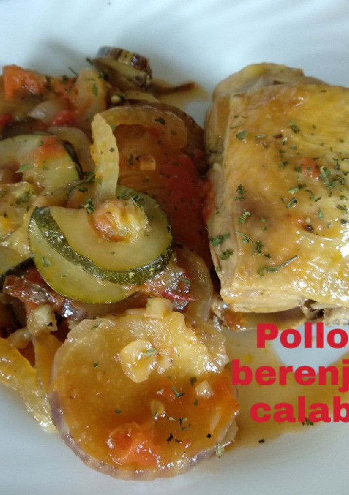 Una foto de Pollo con berenjena y calabacín