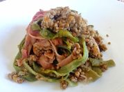 Una foto di tagliatelle con spinaci