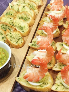 鮮蝦蒜味麵包佐酪梨莎莎 的食譜成品照片