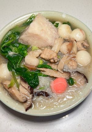 Savory Tangyuan with Taro and Rice Noodles Soup 鹹湯圓芋頭米粉湯【清冰箱料理】 的食譜成品照片