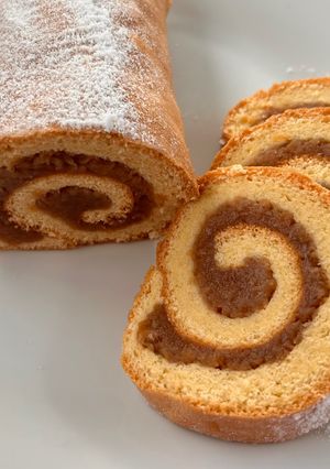 Almás piskótatekercs recept fotója