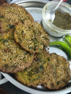 મેથી ના ઢેબરાં (Methi Dhebra Recipe In Gujarati) રેસીપી મુખ્ય ફોટો