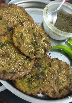 મેથી ના ઢેબરાં (Methi Dhebra Recipe In Gujarati) રેસીપી મુખ્ય ફોટો