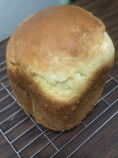 Una foto de Pan de leche y huevo (hecho en máquina panificadora). Pan de yema