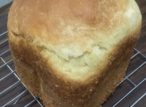Una foto de Pan de leche y huevo (hecho en máquina panificadora). Pan de yema