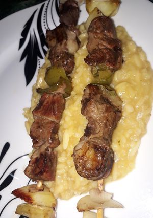 Una foto de Brochetas de Lomo Argentino con Arroz