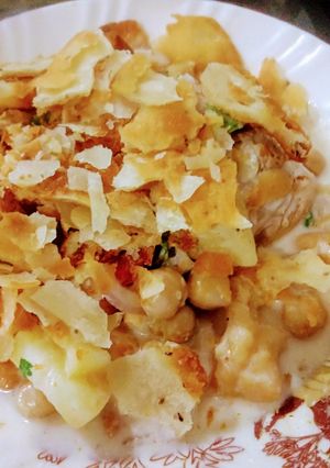 A picture of Dahi Phulki Papri Chaat.