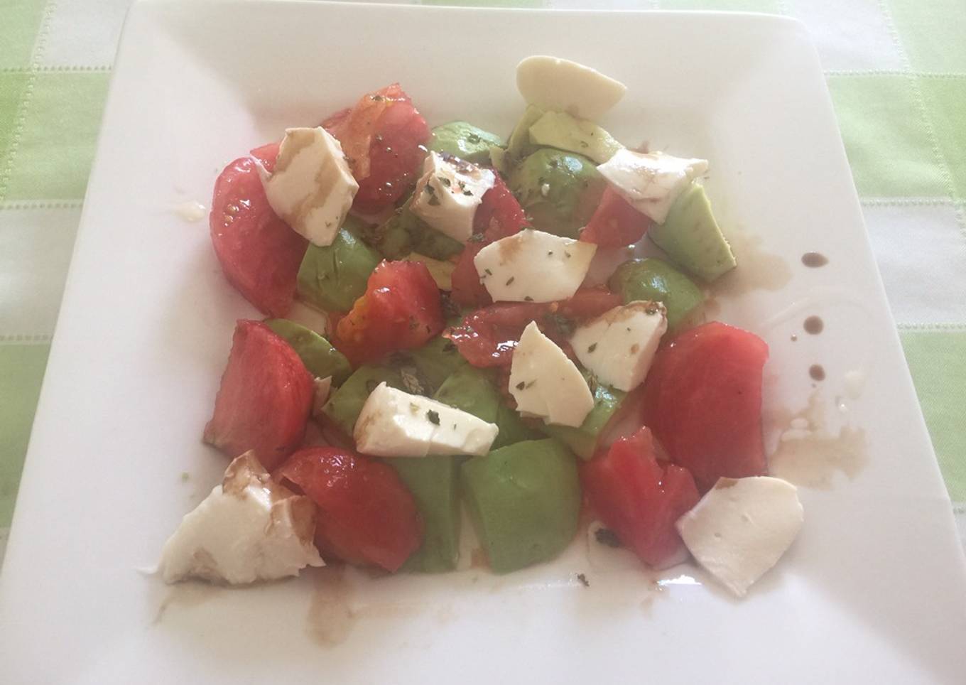 Ensalada de aguacate 🥑 mozzarella y tomate 🍅
