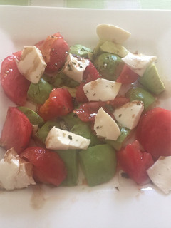 Una foto de Ensalada de aguacate 🥑 mozzarella y tomate 🍅