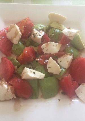 Foto principal de Ensalada de aguacate 🥑 mozzarella y tomate 🍅