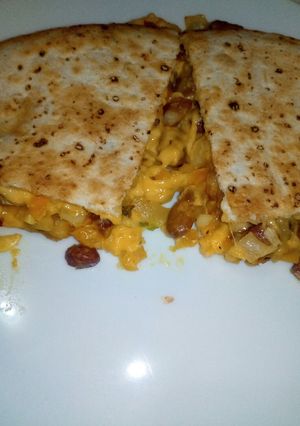 Una foto de Tortilla rellena con vegetales y granos