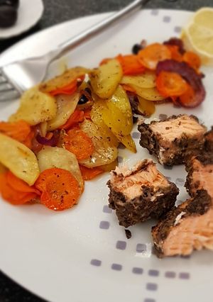 Une photo de °Saumon en croûte de tapenade et légumes rôtis°