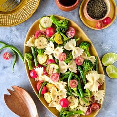 A picture of Grilled zucchini and bow pasta(farfalle) salad.