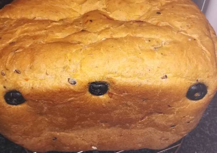 Pan Mediterráneo de tomate seco y aceitunas en la panificadora