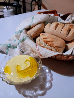 Una foto de Pan de "madrugada" y salsa tártara casera