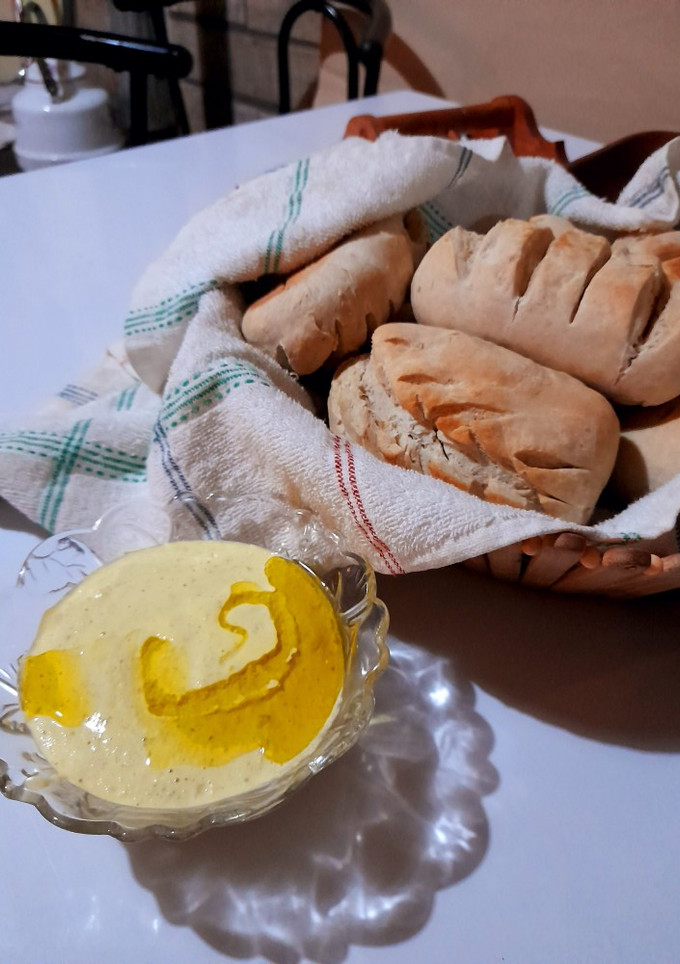 Una foto de Pan de "madrugada" y salsa tártara casera