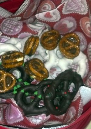 A picture of Rolo pretzel sandwiches.