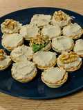 Paté de aceitunas con queso feta y albahaca