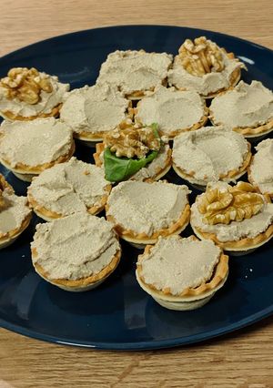 Una foto de Paté de aceitunas con queso feta y albahaca