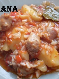 Una foto de Guiso de arroz, papas y salchichas parrilleras