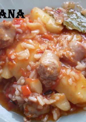 Una foto de Guiso de arroz, papas y salchichas parrilleras