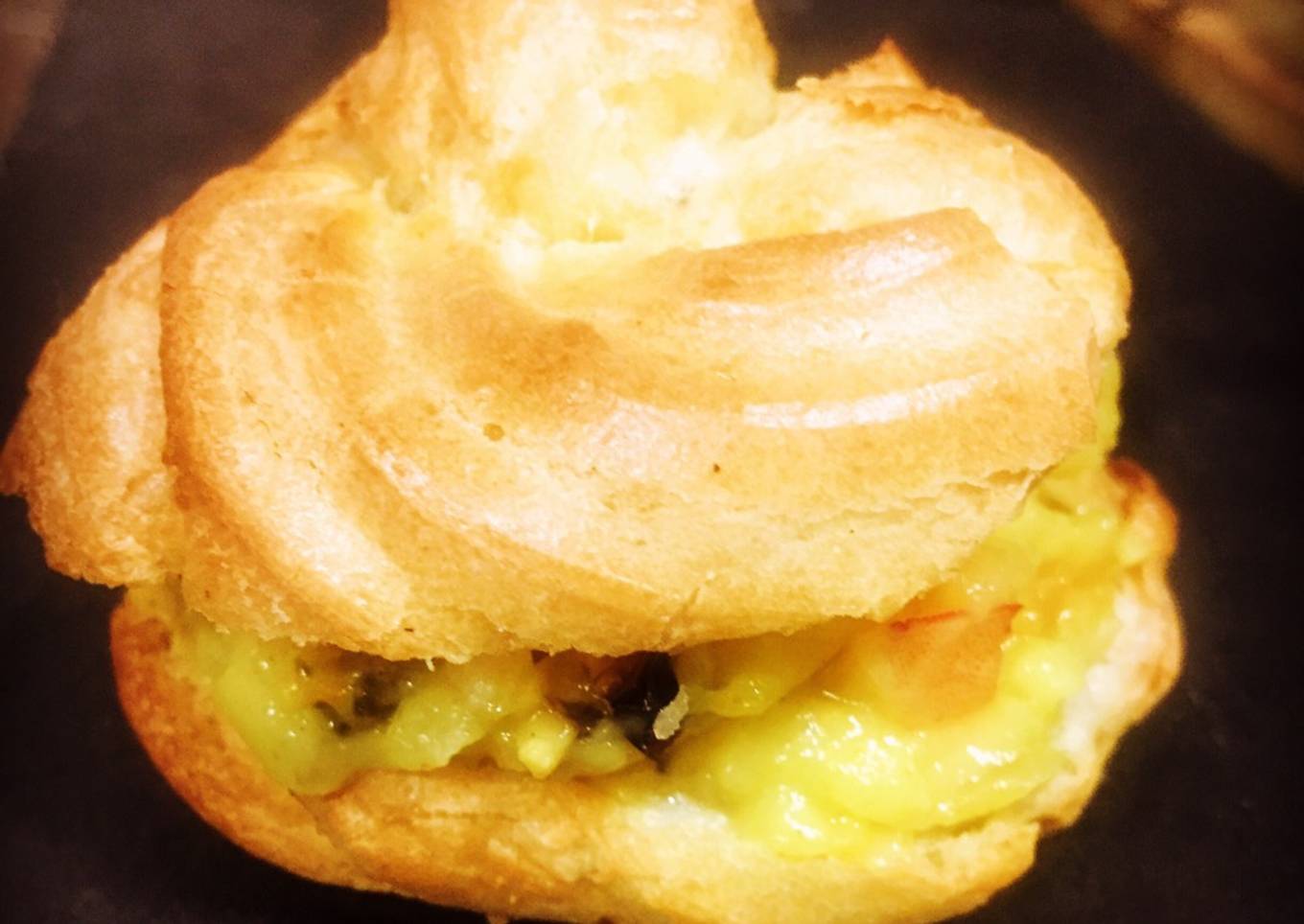 Choux rellenos de langostinos y mejillones a la crema de azafrán