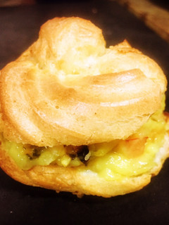 Una foto de Choux rellenos de langostinos y mejillones a la crema de azafrán