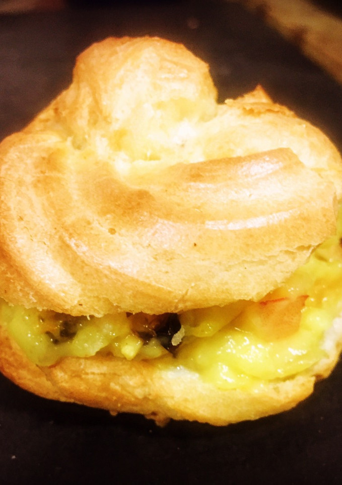 Una foto de Choux rellenos de langostinos y mejillones a la crema de azafrán