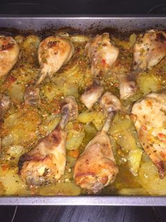 Una foto de Pollo con verduras y cerveza al horno