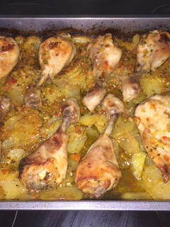 Una foto de Pollo con verduras y cerveza al horno