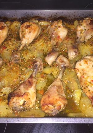 Una foto de Pollo con verduras y cerveza al horno