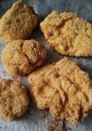 Una foto de Bocaditos de pollo y coliflor rebozados con polenta