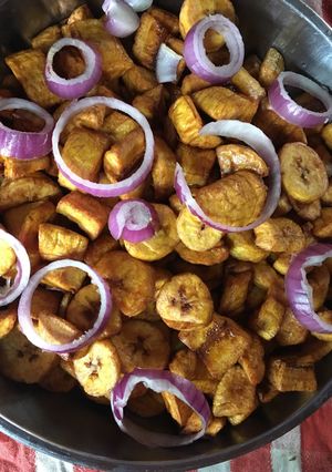 A picture of Pepper and ginger spiced fried plantain with raw onions.