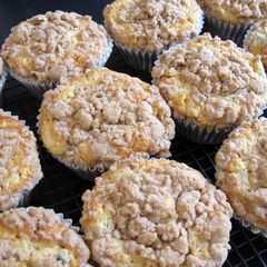 A picture of Cinnamon Crumble Banana Cupcakes.
