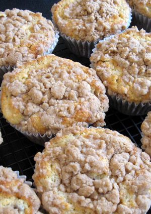 A picture of Cinnamon Crumble Banana Cupcakes.