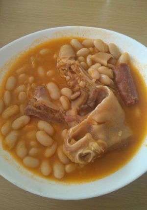 Foto principal de Alubias blancas con oreja, rabo y chorizo