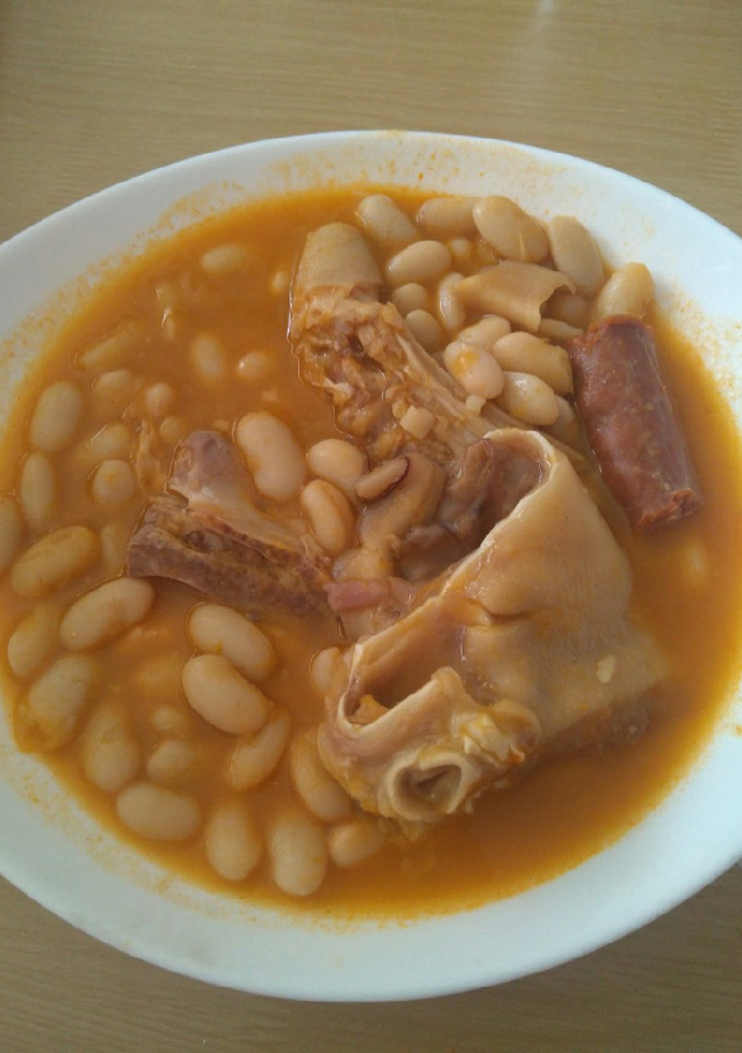 Una foto de Alubias blancas con oreja, rabo y chorizo