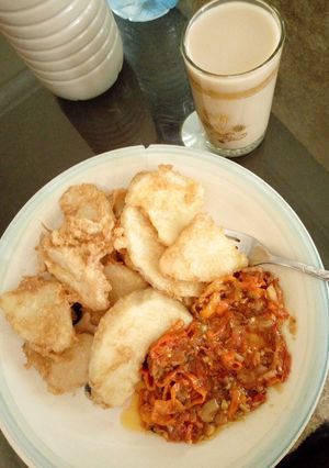A picture of Fried yam and egg with source, with kunun zaki. #kanostate.