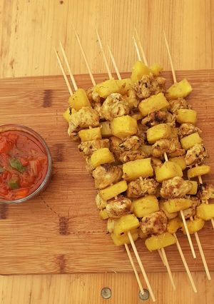 Une photo de Brochette poulet ananas epice colombo et sauce sala