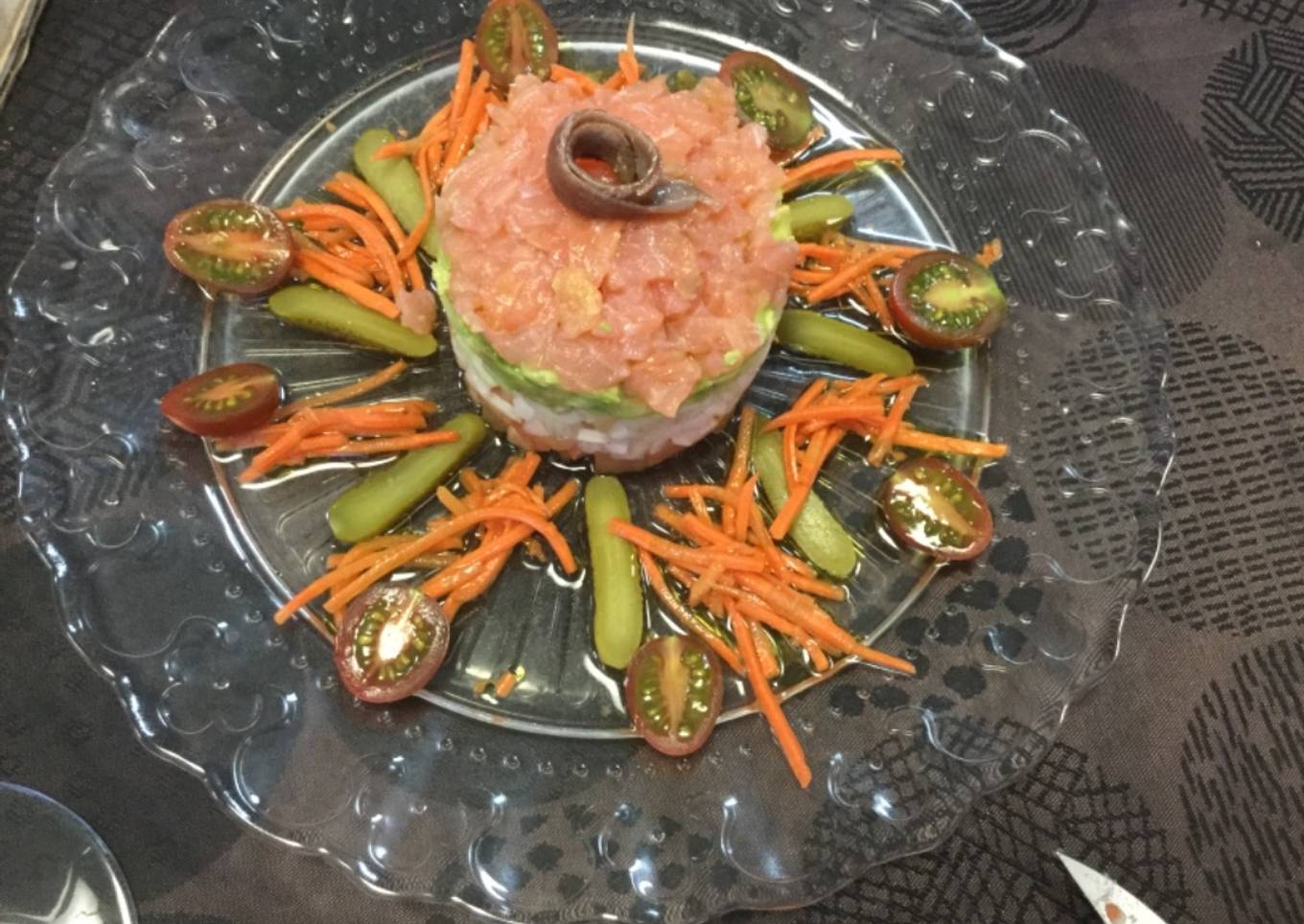 Timbal de salmón, aguacate 🥑 y verduritas frescas 😋