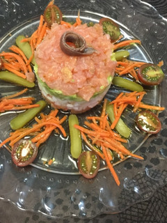 Una foto de Timbal de salmón, aguacate 🥑 y verduritas frescas 😋