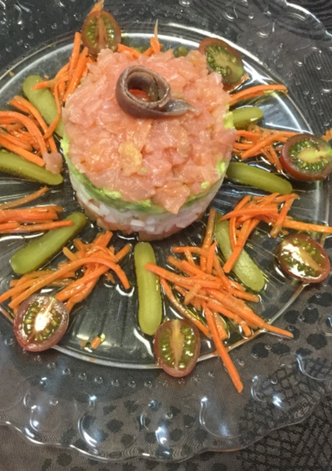 Una foto de Timbal de salmón, aguacate 🥑 y verduritas frescas 😋