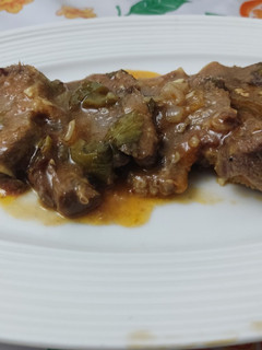 Una foto de Lengua de res en salsa