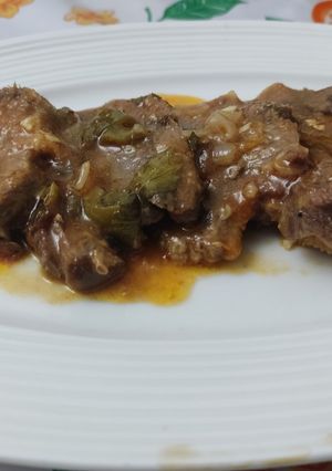 Una foto de Lengua de res en salsa