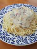 Pasta con salsa bechamel, bacon, maíz y champiñones