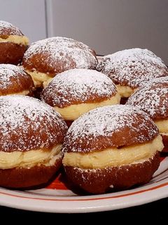 Una foto de Berlines con crema pastelera