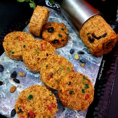 A picture of Healthy, Eggless Banana Cake in glass, without oven.