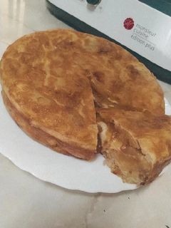 Una foto de Tortilla de patatas rellena de jamón York y queso