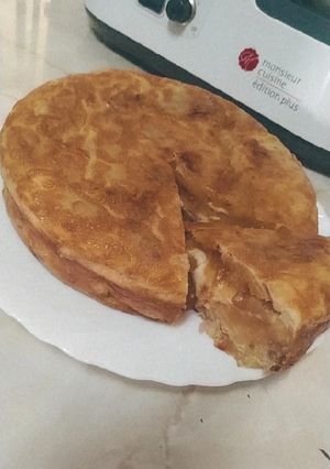 Una foto de Tortilla de patatas rellena de jamón York y queso