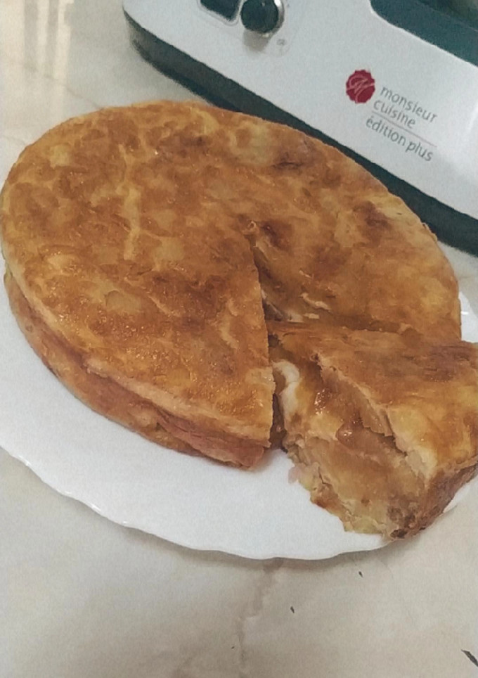 Una foto de Tortilla de patatas rellena de jamón York y queso